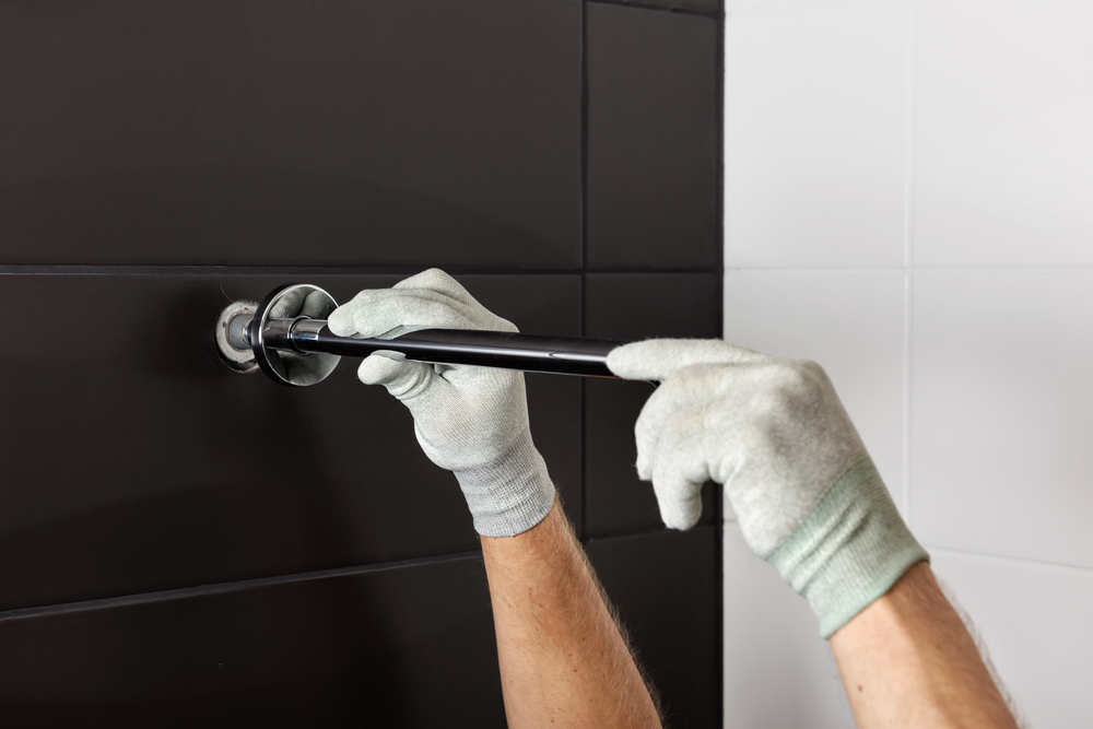 The,Worker's,Hands,Install,The,Tube,Of,The,Built in,Shower